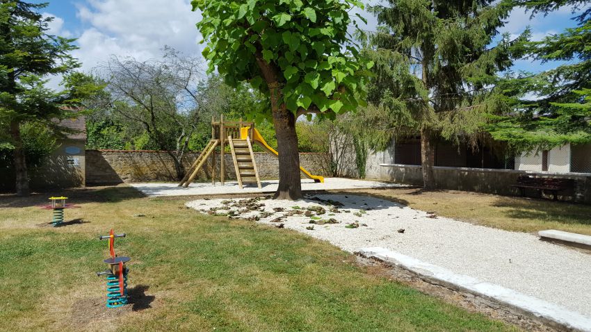 Square avec jeux pour enfants